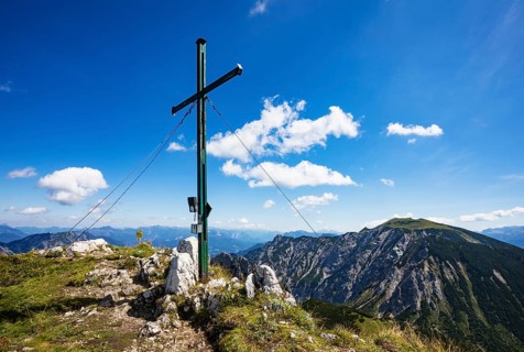 Summit cross on Braunedlkogel with view to Gamsfeld, Postalm, Osterhorn Group, Salzkammergut, State
