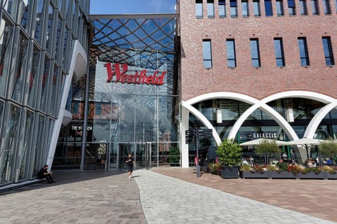 Westfield Überseequartier, shopping center, adventure center with passers-by, logo, lettering on