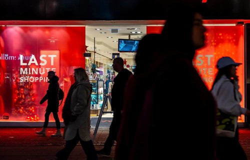 Full city center, shopping street, Kettwiger Straße pedestrian zone in Essen, shop window of a