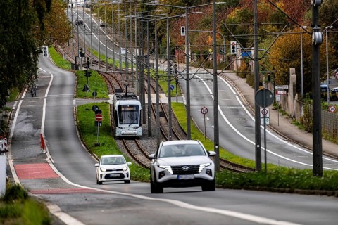 Bogestra tramway, line 305, on the Wattenscheider Hellweg, tram line in the middle of the street,