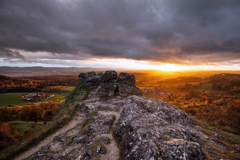 Rain and sun alternating — dramatic autumn atmosphere at the Hohenstaufen Spielburg Nature Reserve
