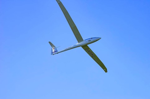 A Schempp-Hirth Arcus E motor glider, registration D-KWKU, during a screening as part of an air