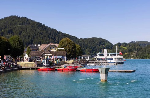 Lakeside promenade in Sankt Gilgen, Wolfgangsee, Salzkammergut, Salzburg, Austria