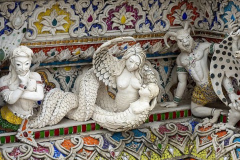 Decorative elements with pop culture references (for example comics, superheroes) in the stucco and