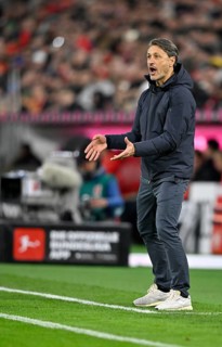 Coach Niko Kovac Borussia Dortmund BVB on the sidelines gesture gesture TV camera, German Classico,