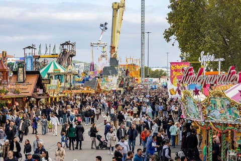The 178th Cannstatter Volksfest on the Wasen attracted 4.2 million visitors. The Wasenrummel is one
