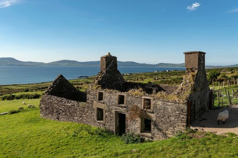 Ruin of a typical Irish farmhouse, Ring of Kerry, Iveragh Peninsula, County Kerry, Ireland