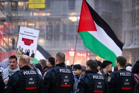 Around 1, 500 people take part in a pro-Palestine demonstration at the Hauptwache in Frankfurt am