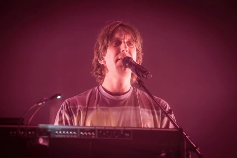 Patrick Hetherington, Keyboarder von Parcels live in der Berliner Max-Schmeling-Halle am 04.10.2025
