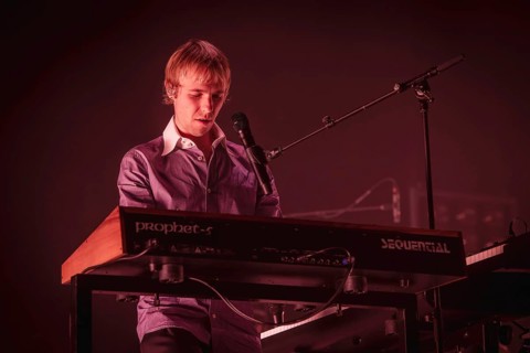 Louie Swain, Keyboarder von Parcels live in der Berliner Max-Schmeling-Halle am 04.10.2025