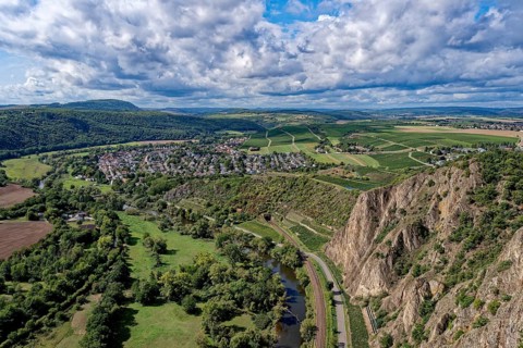 Ausblick vom Rotenfels, einer Steilwand am Naheufer im Naturpark Soonwald-Nahe, auf das Nahetal und