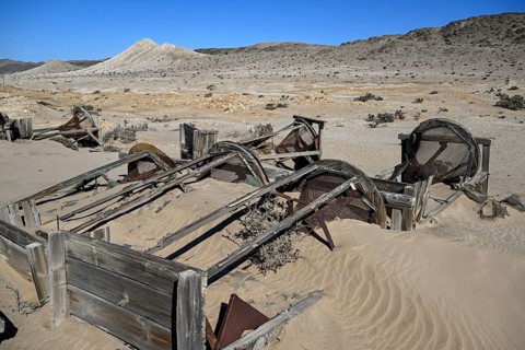 Verrostete Trommelsiebe im Wüstensand, Pomona, Diamentensperrgebiet, bei Lüderitz, Region Karas,