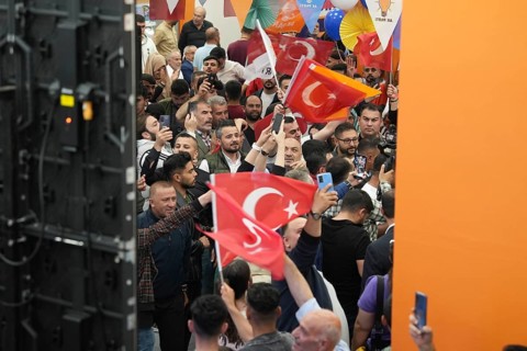 Gaziantep, Türkiye – May 28, 2023. Supporters of President Recep Tayyip Erdogan celebrate in the