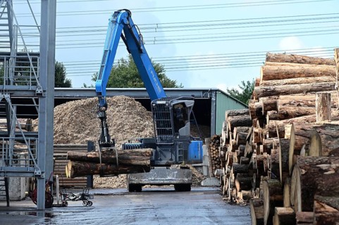 Wood storage and mechanical log transport on the premises of Energie-Mann in the Westerwald. Wood