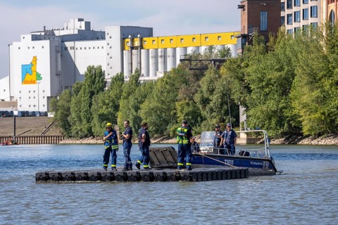 Transport of a floating platform with the jet-float system, this can be used as a work platform,