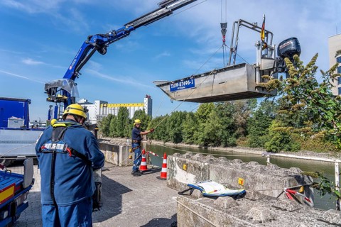 Launching, with crane, of a THW multi-purpose boat in front of a training trip on the Rhine, near