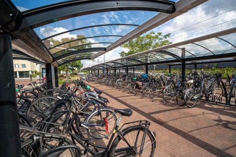 Bicycle parking spaces and boxes on the cycle path in the east of Utrecht, at Utrecht-Lunetten