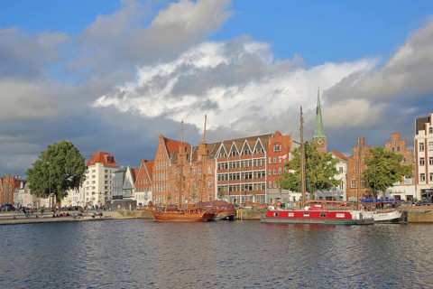 Ships on the banks of the Stadttrave, houses, cityscape, sailing ship, quay, harbour, light