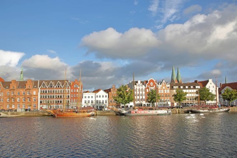 Ships on the banks of the Stadttrave, houses, cityscape, sailing ship, harbour, steeples of St.