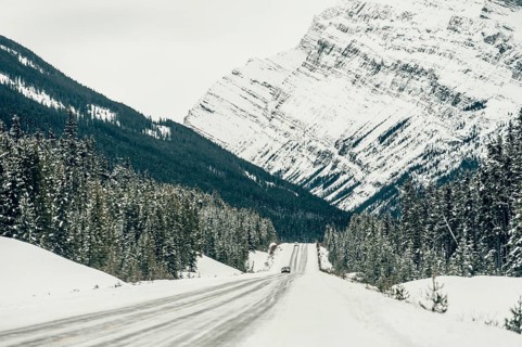 Winter road trip on the Icefields Parkway with lots of snow and ice, Banff National Park, Jasper