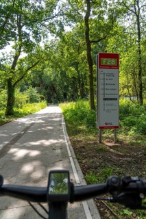 Long-distance cycle path F28, so-called Doorfietsroute, through cycle path, in the province of