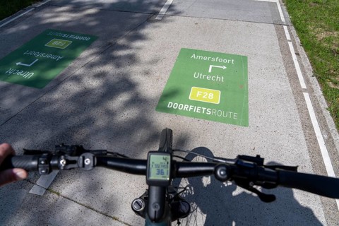 Long-distance cycle route F28, so-called Doorfietsroute, through cycle route, in the province of