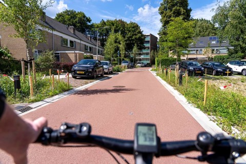 Long-distance cycle path F28, so-called Doorfietsroute, through cycle path, in the province of