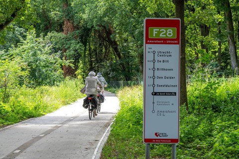Long-distance cycle path F28, so-called Doorfietsroute, through cycle path, in the province of