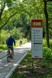 Long-distance cycle path F28, so-called Doorfietsroute, through cycle path, in the province of