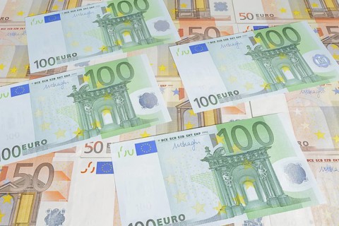 100 and 50 euro banknotes