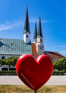 Chapel of Grace and Stiftspfarrkirche Sankt Philippus und Jakobus am Kapellplatz, place of