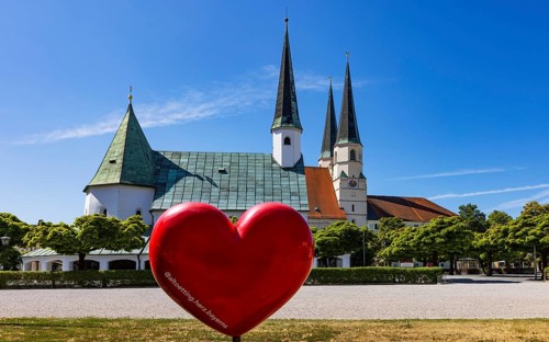 Chapel of Grace and Stiftspfarrkirche Sankt Philippus und Jakobus am Kapellplatz, place of