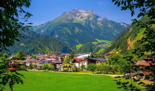 View of the village with the Grinbergspitzen 2884m, Mayrhofen, Zillertal, Zillertal Alps, Tyrol,