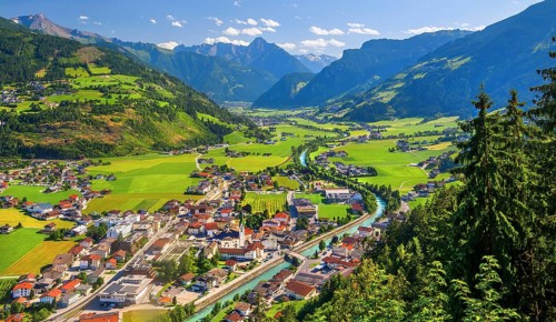 View of the village and valley with the Ahornspitze 2973m, Zell am Ziller, Zillertal, Zillertal