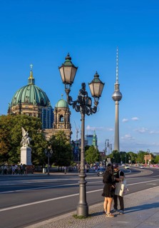 Road traffic and pedestrians on the carriageway in Berlin-Mitte, Unter den Linden, Berlin, Germany