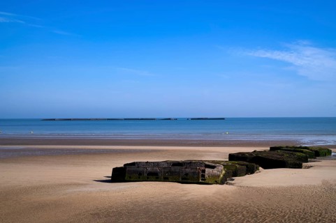 Phoenix Caissons, concrete boxes, caissons, were used in the sea as breakwaters and to form an