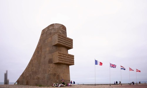 Memorial to the landing of the US V Corps on 6 June 1944, Les Braves on the left, memorial by