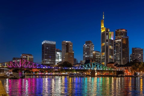 Frankfurt sets an example: The Eiserner Steg will shine in rainbow colours for Christopher Street