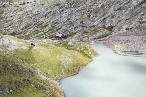 Adolf-Nossberger-Hütte, view of turquoise-blue mountain lake Großer Gradensee, Schober Group, Hohe