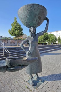 Sculpture Shoe Carrier by Martin Schöneich 2015, monument to woman during the development of the