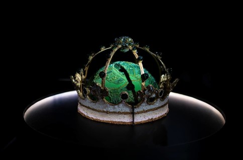 Velvet and pearl crown on hemisphere symbolising aerial view of the Champagne vineyards, by Baqué