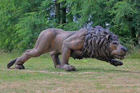 Sculpture Lion by Joscha Bender 2024, Blickachsen 14, Modern Art, large male lion figure with mane,