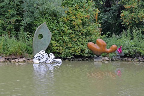 Art installation The Year of Living Dangerously by Maria Loboda 2022, Blickachsen 14, sculpture,