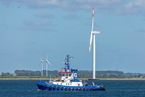 Tugboat, wind turbines, Warnow, Warnemünde, Rostock, Mecklenburg-Western Pomerania, Germany