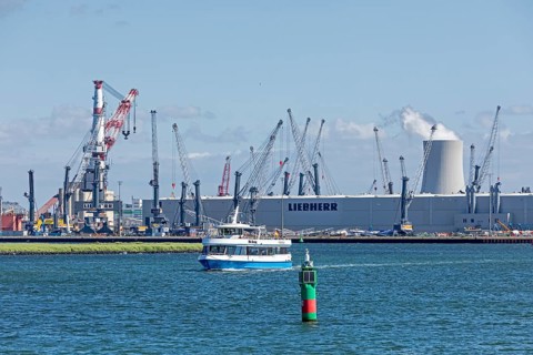 Excursion boat, overseas harbour, Liebherr-MCCtec, heavy-duty crane TCC 78000, Warnow, Warnemünde,