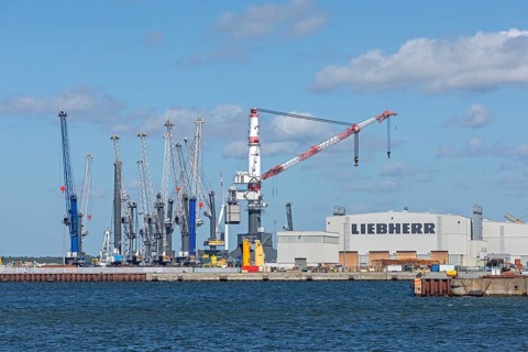 Overseas harbour, Liebherr-MCCtec, heavy-duty crane TCC 78000, Warnow, Warnemünde, Rostock,
