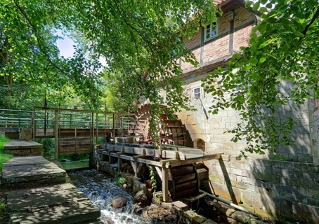 The Laderholz watermill, a technical monument, is located on the watercourse of the Alpe on the
