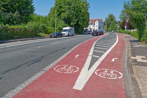 Divided cycle lanes for cyclists going straight ahead and turning right in front of a traffic light