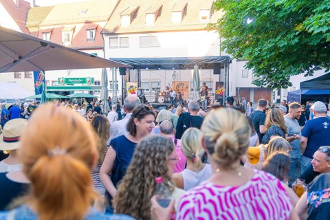 Spectators gather at a concert in the town centre, surrounded by a summery atmosphere, 950 years of