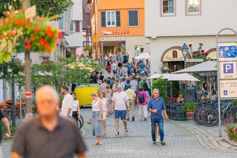Cosy old town atmosphere with people strolling through a lively alley, 950 years of Weil der Stadt